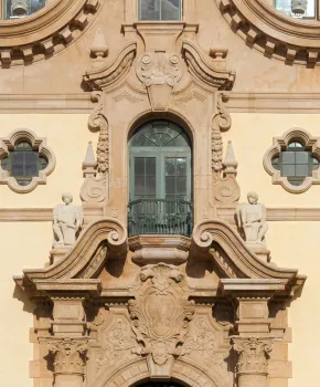 Freiheitsturm, Detail des Hauptportals