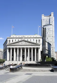 Oberster Gerichtshof des Staates New York, mit dem Denkmal des Triumphs des menschlichen Geistes und dem Moynihan-Gerichtsgebäude