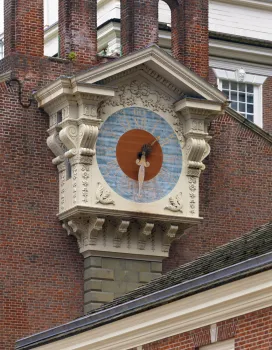 Unabhängigkeitshalle, Uhr