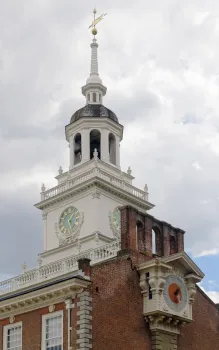 Unabhängigkeitshalle, Uhrturm und Uhr der Westwand