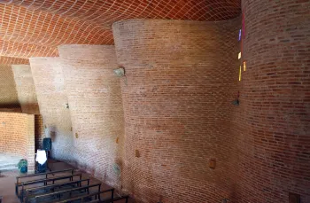 Kirche von Atlántida, Innenansicht der geschwungenen Seitenwände