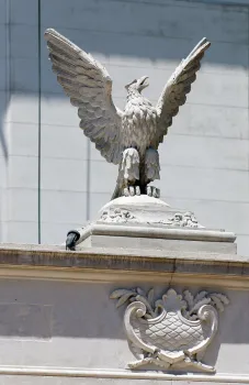 Kommunalpalast von Colonia, Adler-Skulptur auf Rückseite des Gebäudes