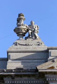 Kommunalpalast von Colonia, Detail der Fassade mit Skulptur des Dachs