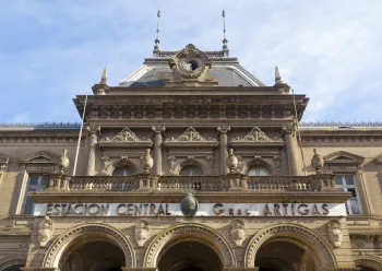 Hauptbahnhof General Artigas, Detail der Fassade mit Portikus